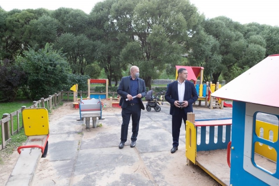 Михаил Ведерников положительно оценил качество ремонта двора на улице Леона Поземского в Пскове