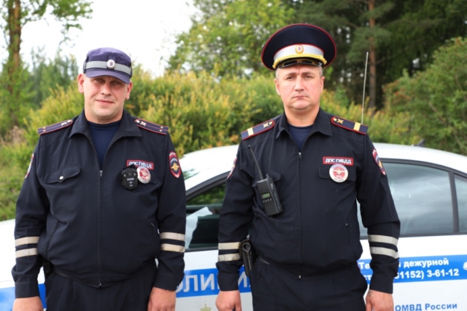 Островские полицейские спасли утопающего в ручье Карповка мужчину