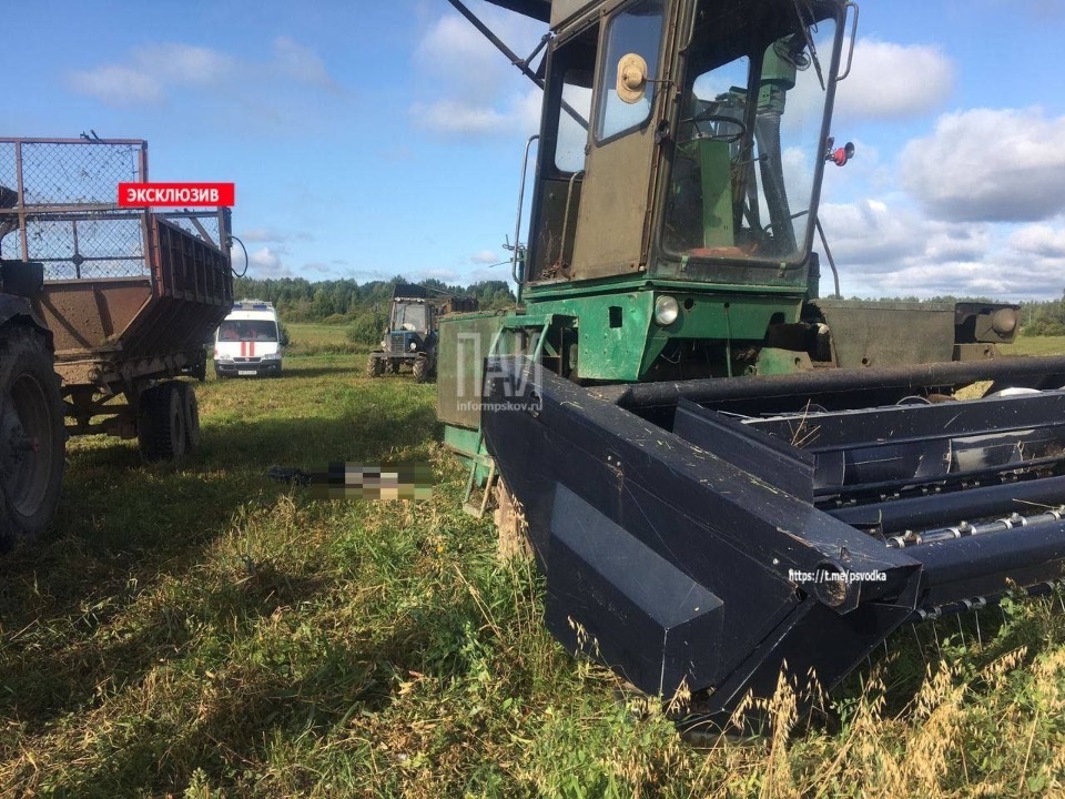 В Псковском районе мужчину насмерть придавило комбайном