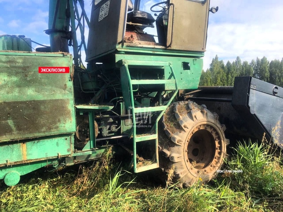 В Псковском районе мужчину насмерть придавило комбайном