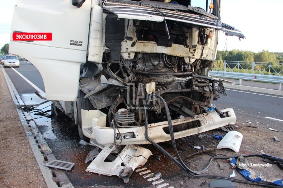 Две легковушки и две фуры столкнулись в Пустошкинском районе