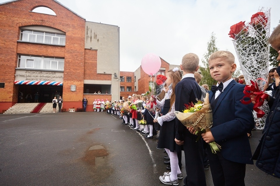 Псковские школы проведут праздничные линейки только для первоклассников и выпускников
