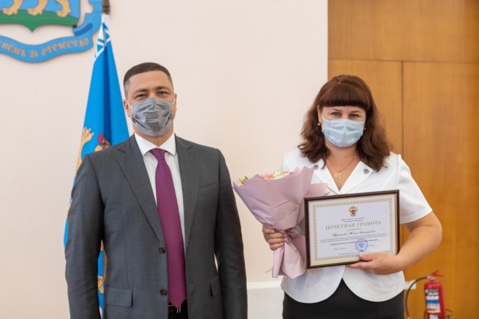 Михаил Ведерников наградил лучших педагогов Псковской области 