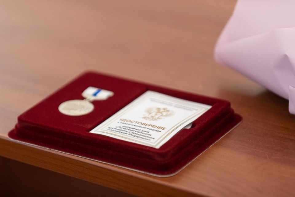 Михаил Ведерников наградил лучших педагогов Псковской области 