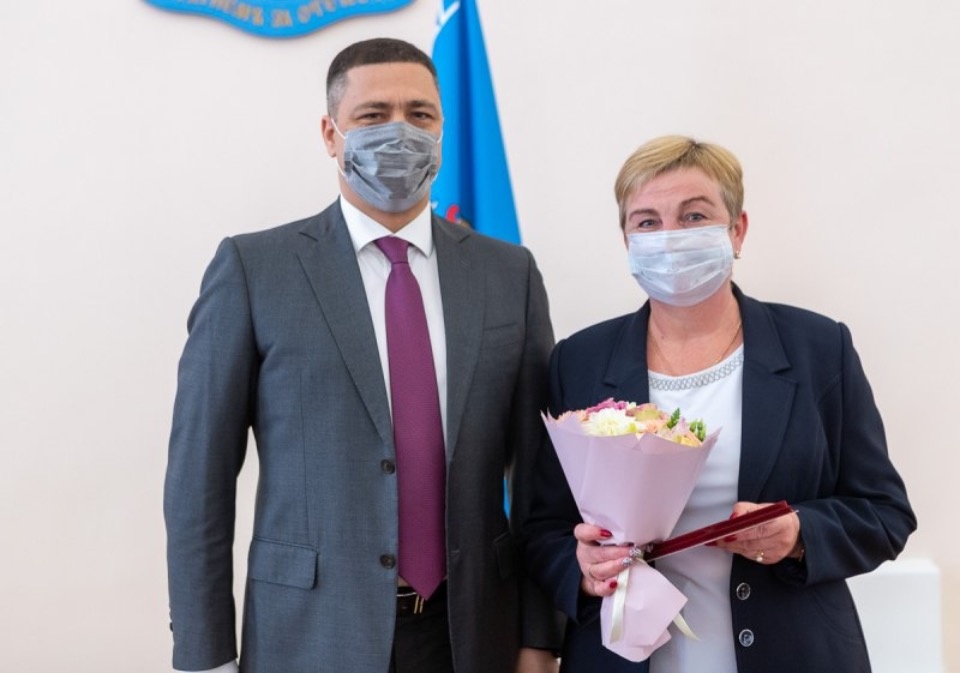 Михаил Ведерников наградил лучших педагогов Псковской области 