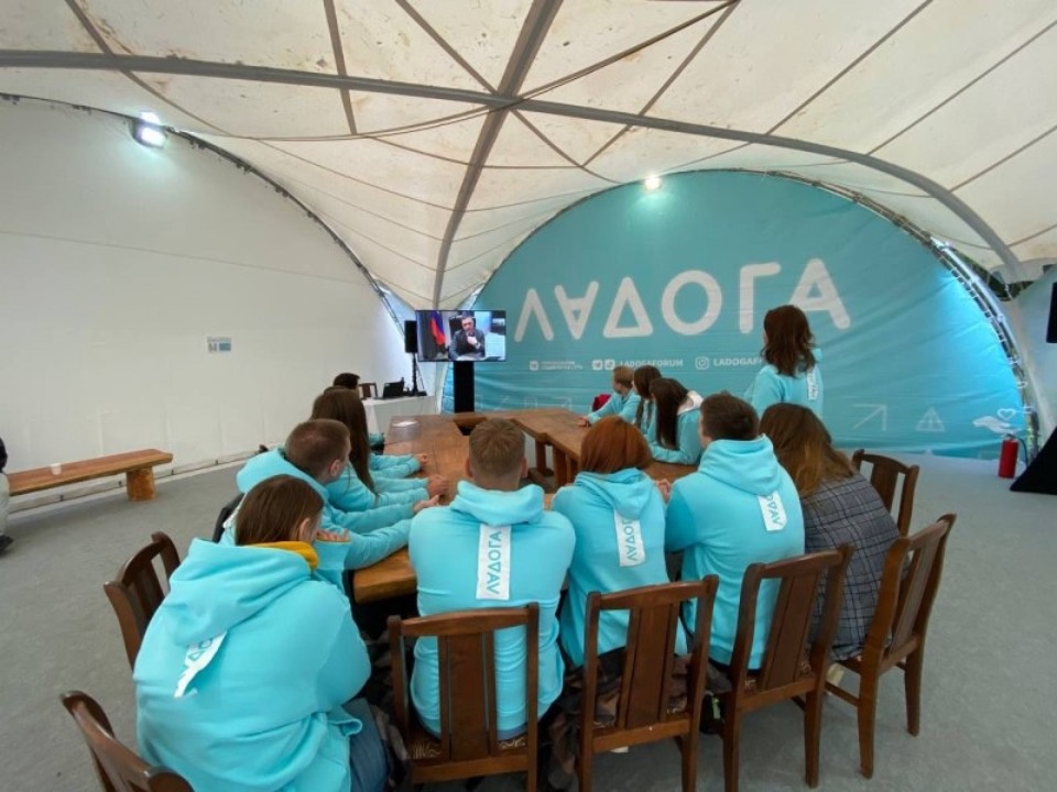 Михаил Ведерников обсудил с псковской молодежью вопросы трудоустройства 