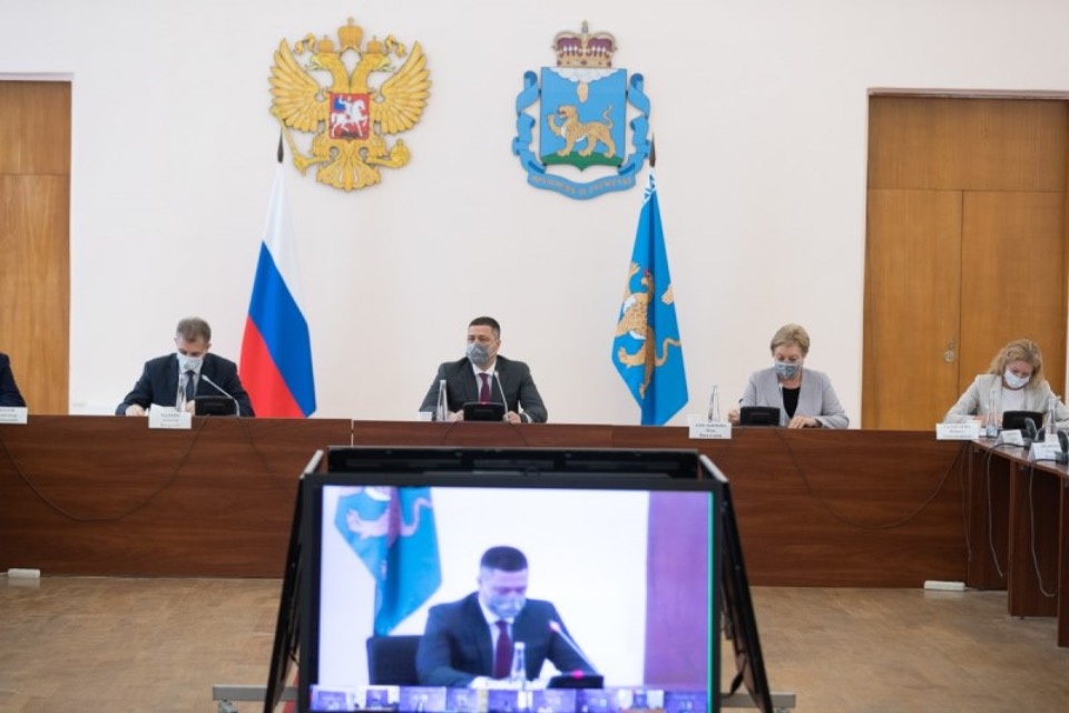 Михаил Ведерников поручил начать техническое перевооружение псковского аэропорта в этом году