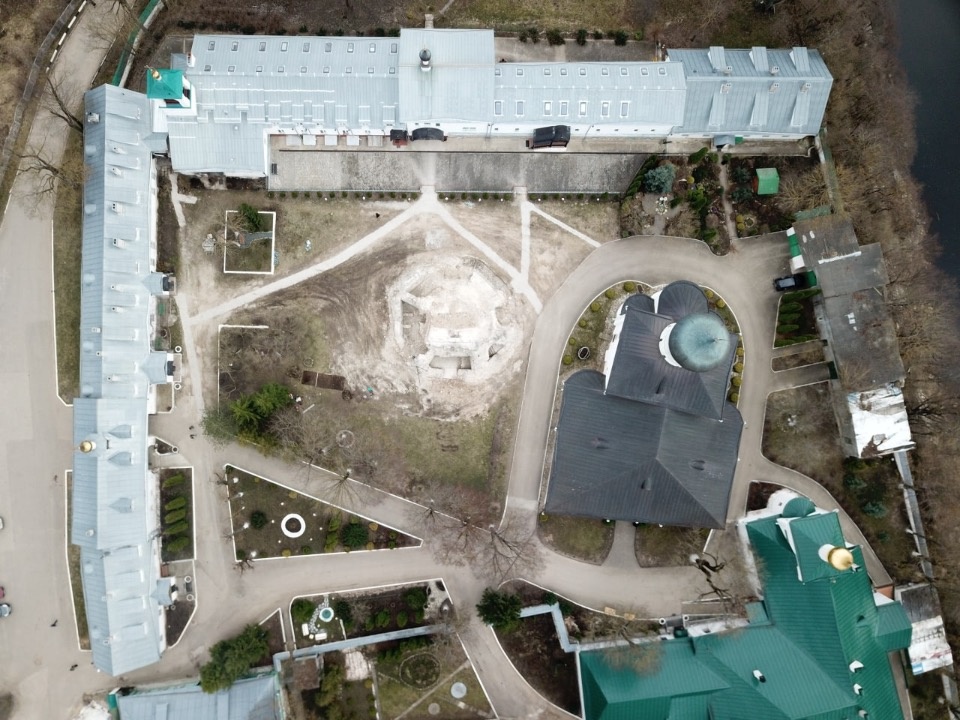 Вход в неизвестную каменную постройку обнаружили археологи на территории Снетогорского монастыря в Пскове