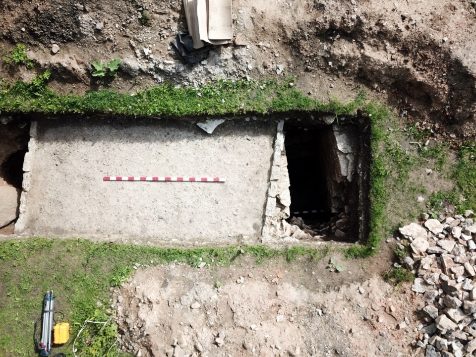 Вход в неизвестную каменную постройку обнаружили археологи на территории Снетогорского монастыря в Пскове