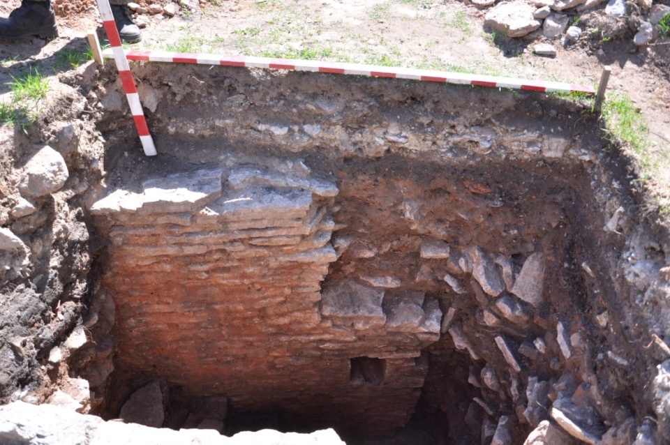 Вход в неизвестную каменную постройку обнаружили археологи на территории Снетогорского монастыря в Пскове