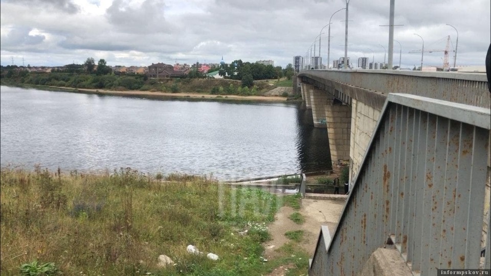 19-летний парень погиб после падения с моста в Пскове 