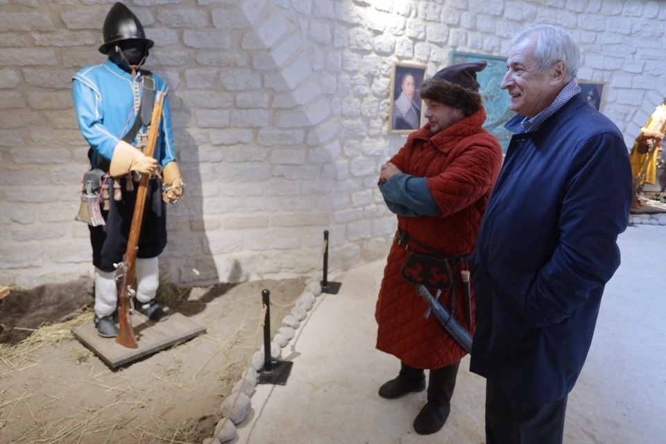 Подарок школьникам