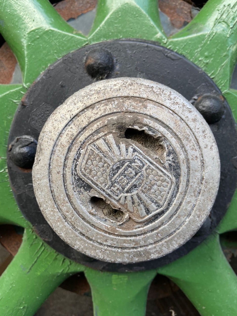 Старинный автомобиль не позволили вывезти в Белоруссию псковские таможенники