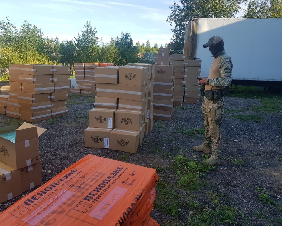 Сигареты без маркировки на 7 млн рублей обнаружили псковские таможенники на складе