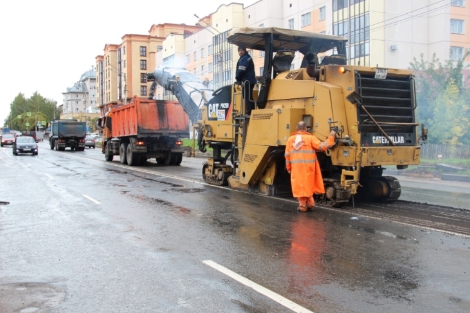 Старый асфальт срезают на Коммунальной в Пскове Старый асфальт срезают на Коммунальной в Пскове