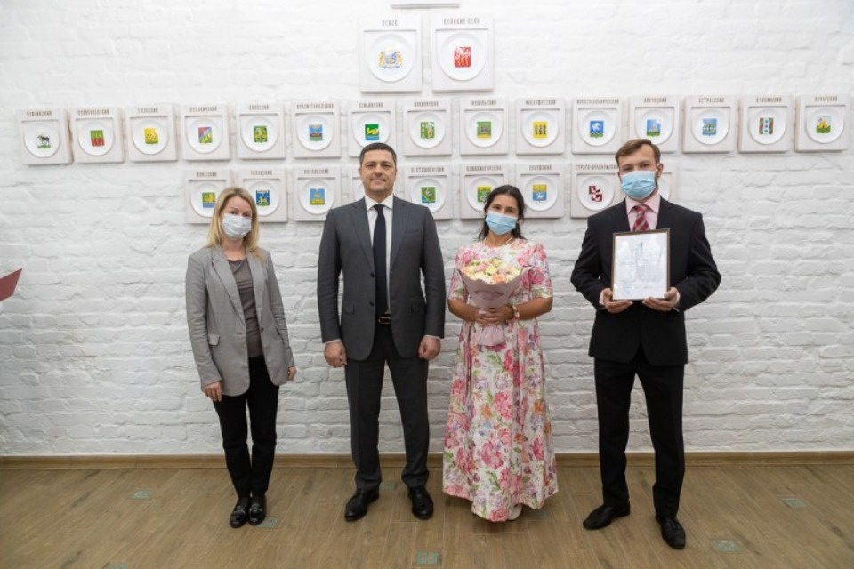 Сертификаты на 2,2 млн рублей получили победители конкурса «Многодетная семья года» в Псковской области