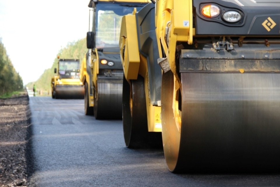 Асфальтобетонное покрытие обновляют на трассе Шимск – Феофилова Пустынь в Псковской области  