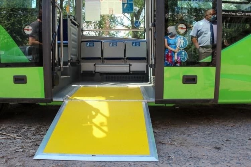 Подачу низкопольного автобуса на пригородный маршрут могут заказать маломобильные псковичи Подачу низкопольного автобуса на пригородный маршрут могут заказать маломобильные псковичи