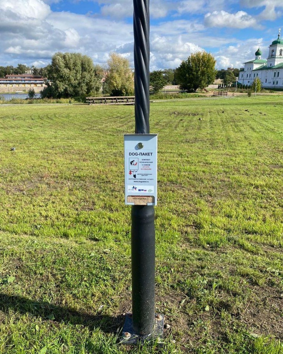 Примерно на два месяца должно хватить дог-пакетов для диспенсеров в Мирожском парке Пскова