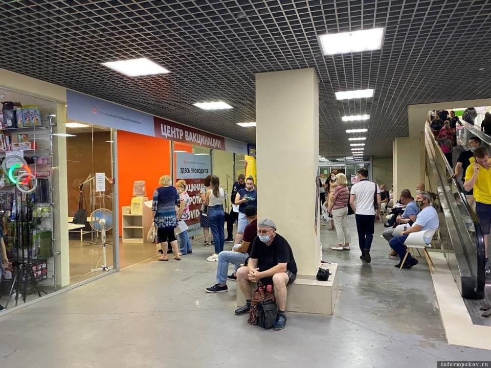 Время работы пунктов вакцинации в ТЦ Псковской области изменилось