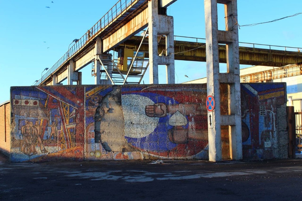 Самую большую советскую мозаику снесли в Пскове