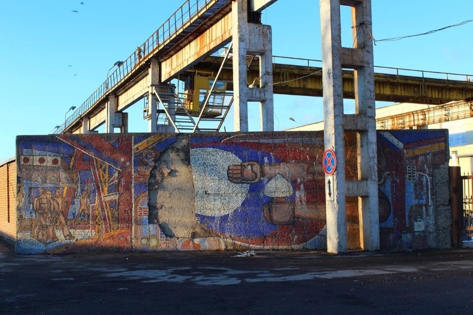 Мозаика на входе в ДСК в Пскове будет отреставрирована