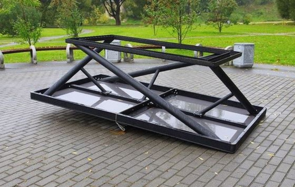 Хулиганы разгромили Финский парк в Пскове