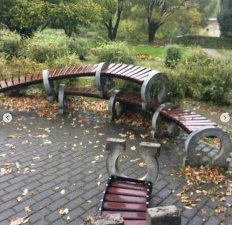 Хулиганы разгромили Финский парк в Пскове