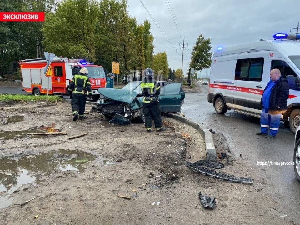 Два человека госпитализированы в результате ДТП в Пскове