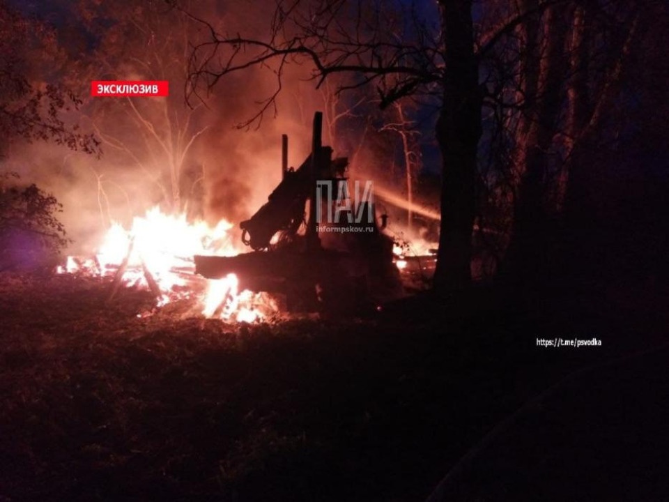 ДТП стало причиной пожара в нежилом доме в Гдовском районе