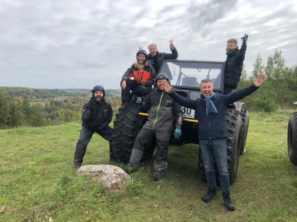 Регина Тодоренко протестировала псковские вездеходы