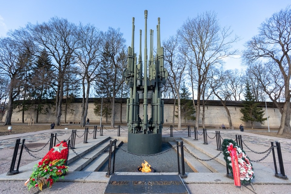 Мемориал неизвестному солдату на площади Победы в Пскове отремонтируют Мемориал неизвестному солдату на площади Победы в Пскове отремонтируют