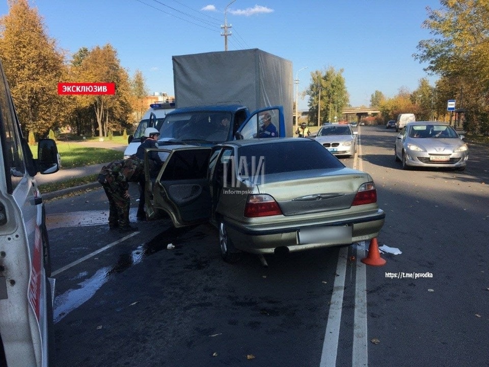 Подросток и трое взрослых пострадали в результате ДТП в Пскове Подросток и трое взрослых пострадали в результате ДТП в Пскове
