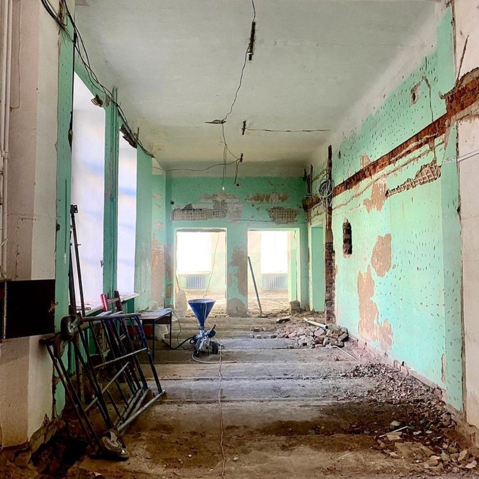 Демонтаж конструктивных элементов завершается в Псковском техническом лицее