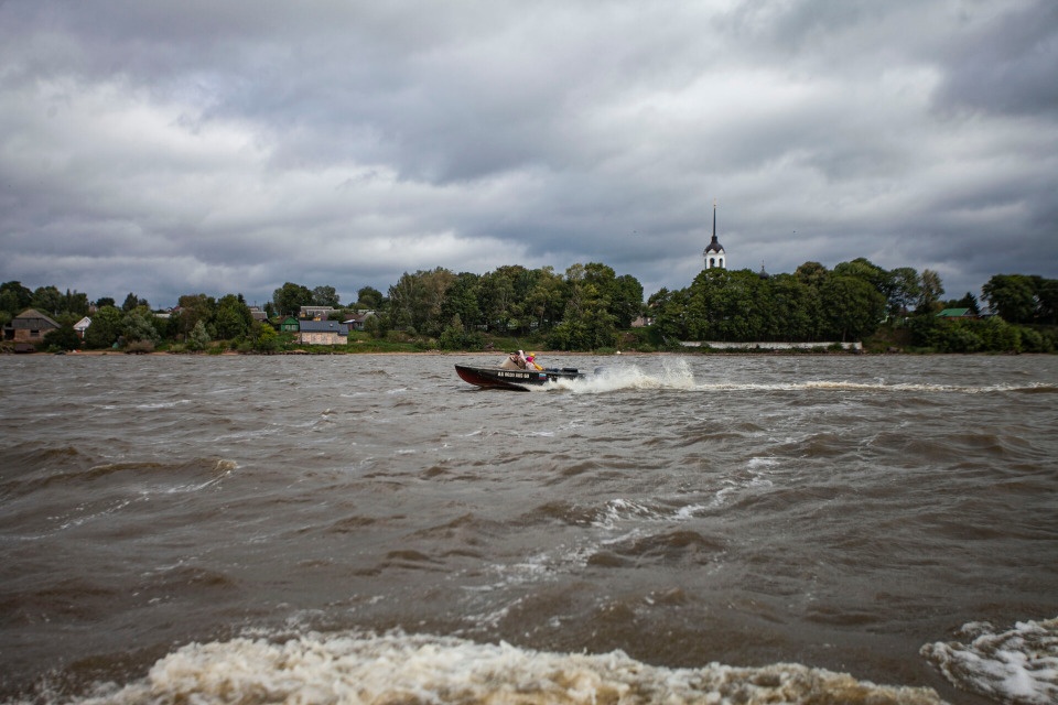 Спасатели эвакуировали пять человек с катера в Псковской области
