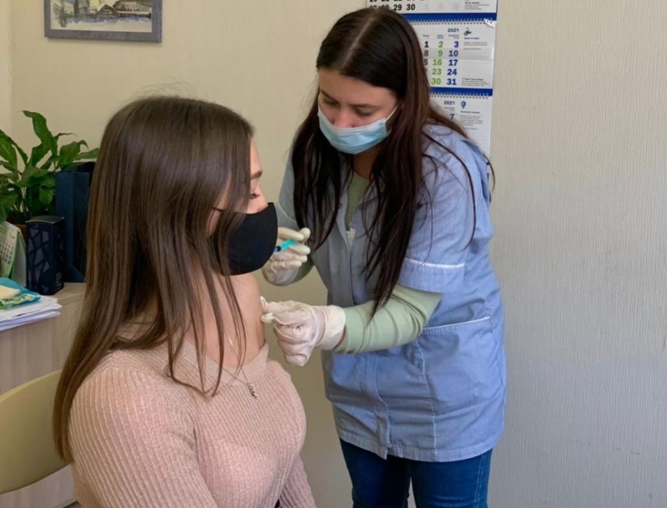 Сотрудники псковского завода «Титан-Полимер» прошли ревакцинацию от COVID-19