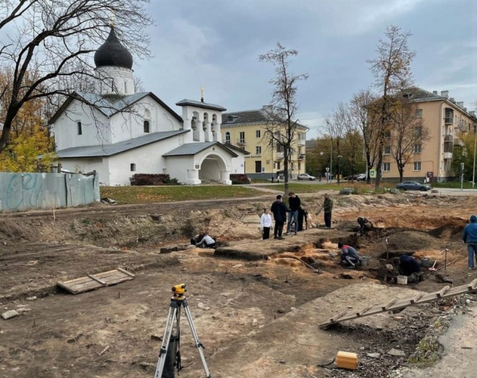 Михаил Ведерников проверил ход реконструкции улицы Поземского в Пскове