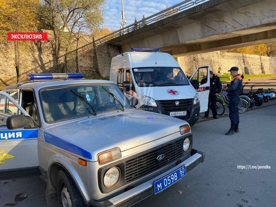 Упавшую с моста девочку спасли полицейские и прохожие в Пскове Упавшую с моста девочку спасли полицейские и прохожие в Пскове