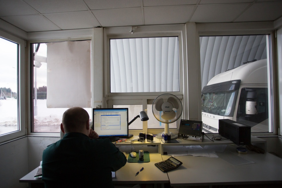 Три тонны незаконно перевозимой обуви из Польши выявили псковские таможенники