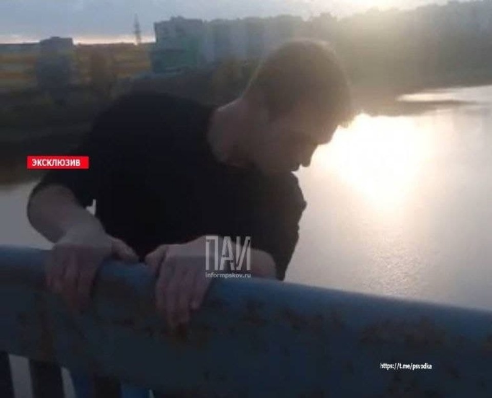 Желанием стать «узнаваемым на улицах» объяснил молодой человеке прыжок с моста в Пскове
