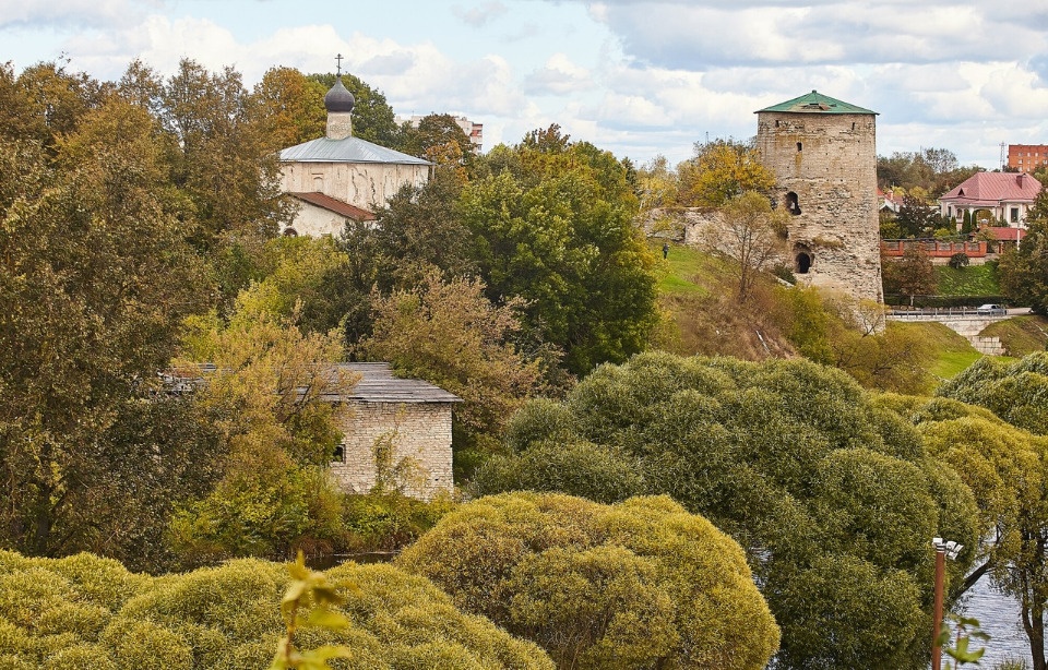 Небольшой дождь и до +13 градусов прогнозируются в Псковской области 12 октября