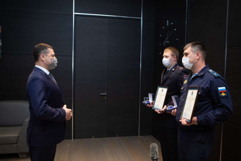 Губернатор наградил спасших упавшую с моста девочку псковичей