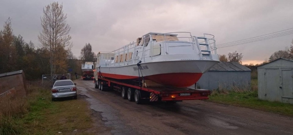 Два новых катера доставили в Псковский район