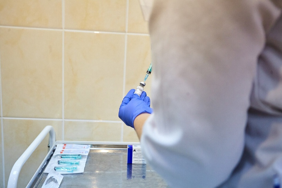 Более двух тысяч доз вакцины от коронавируса поступили в Псковскую область