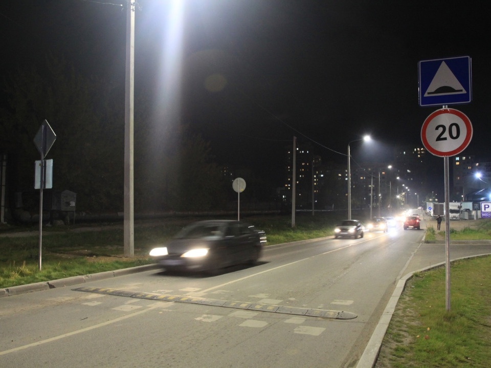 Новое освещение появилось на двух улицах Пскова
