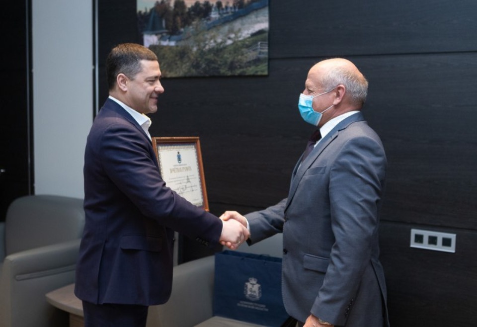 Почетную грамоту вручил Сергею Аржаникову губернатор Псковской области