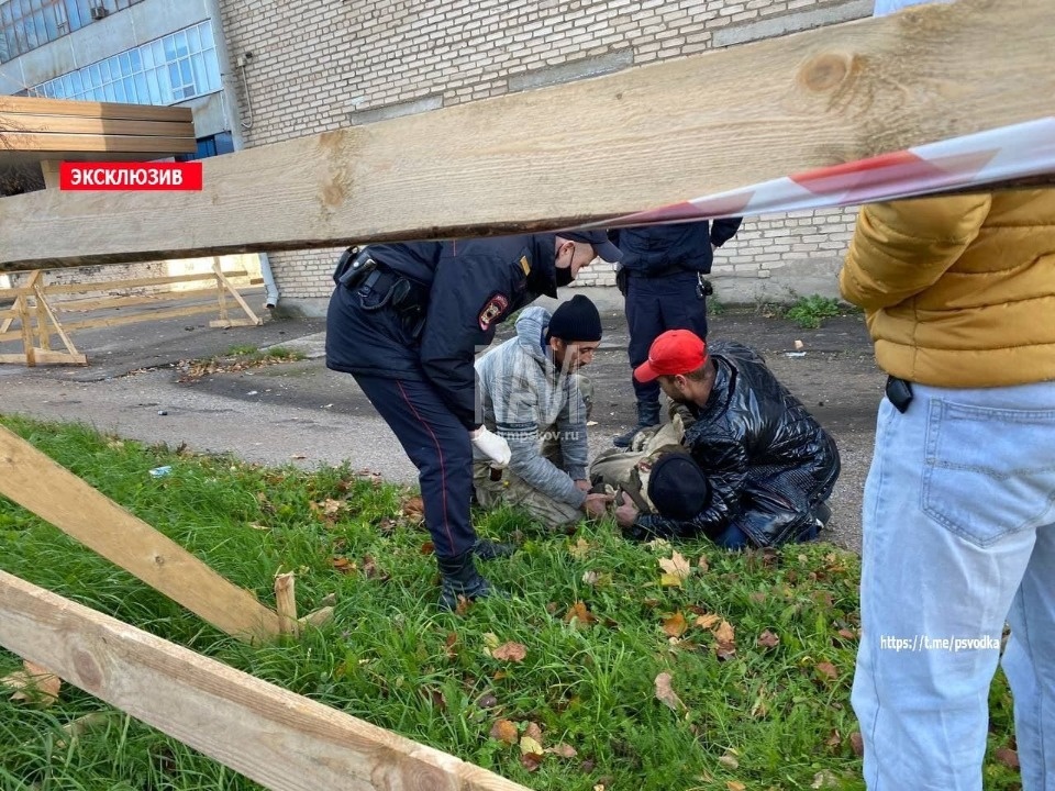 Рабочий упал с крыши в Пскове 