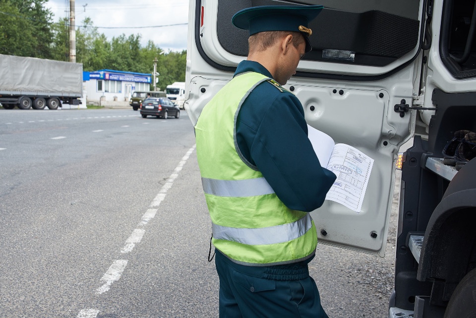 В Псковской области водитель попался на даче взятки начальнику таможенного поста