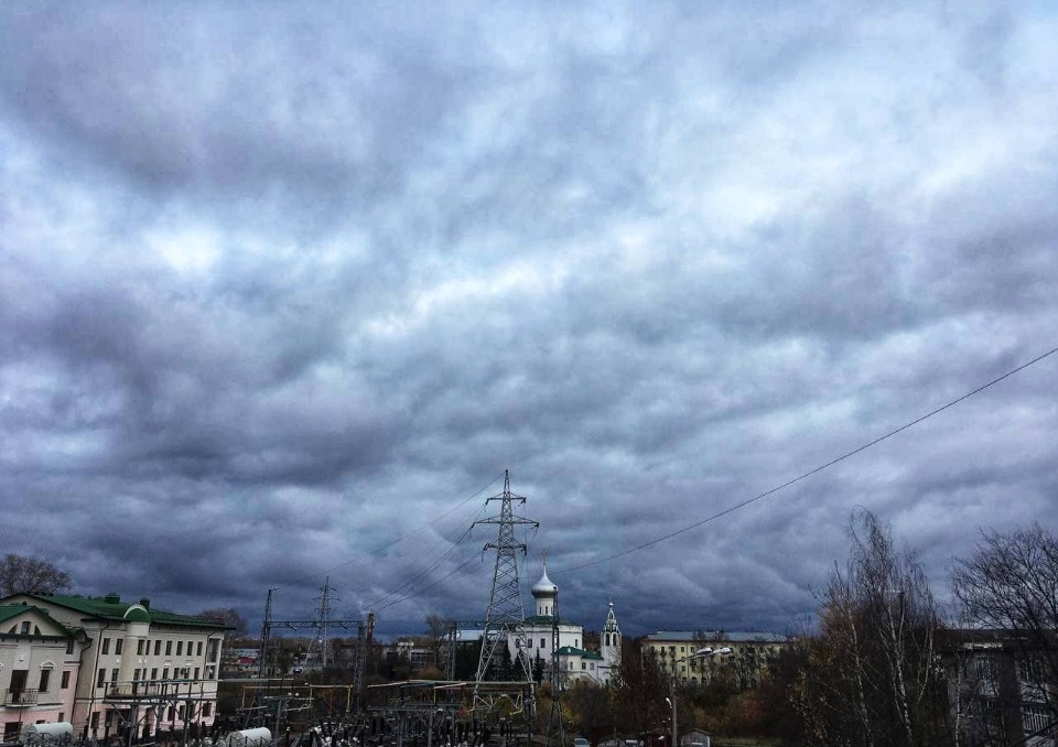 В режиме повышенной готовности из-за непогоды работают псковские энергетики