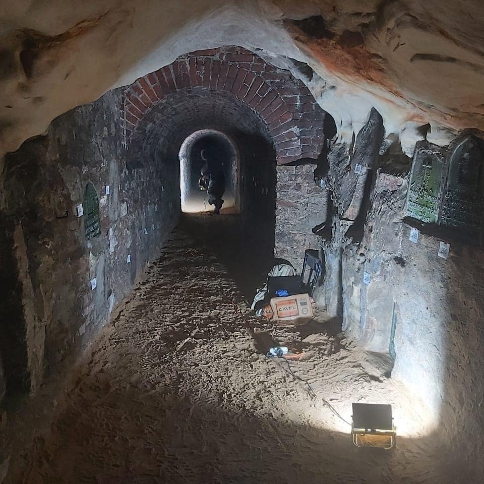 В ходе исследования пещер Псково-Печерского монастыря обнаружили около 400 керамид